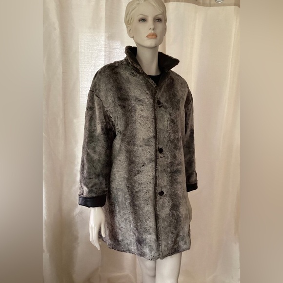 Danier Black Leather and faux fur reversible coat - Picture 2 of 10